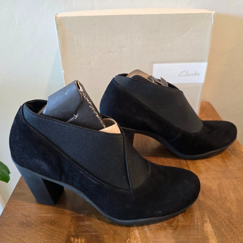 NWB Clarks Adya Luna Black Suede Ankle Bootie Block Heel Comfort Size 9M